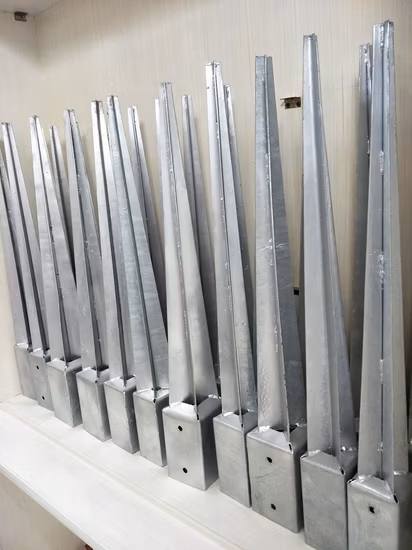 Instalación de anclaje a tierra de acero de nuevo diseño de fábrica en punta de tierra